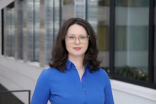 Masterstudentin Olga Nova vor einem Gebäude der Hochschule Düsseldorf